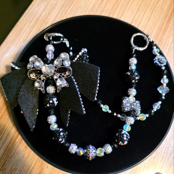 Black Rhinestone Bow Beaded Handbag Charm – Glam Sparkle Accessory - Picture 2 of 3